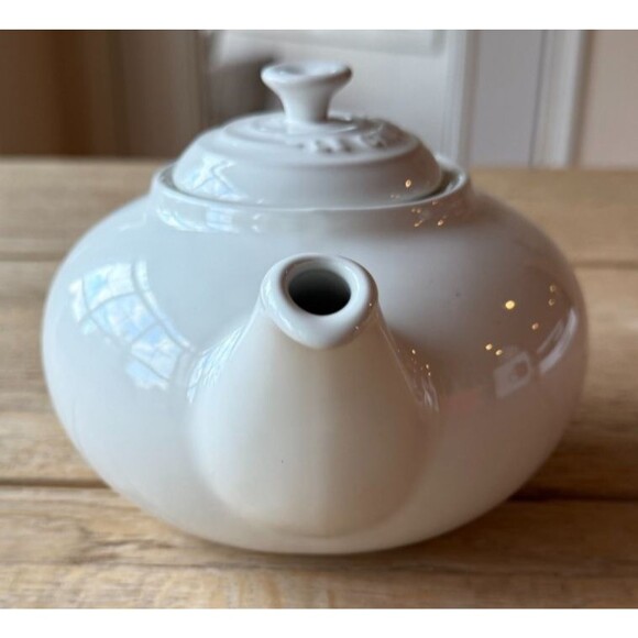 NEW Le Creuset Stoneware Classic Traditional Teapot 1.4 quart 1.3 liters White - Picture 5 of 12